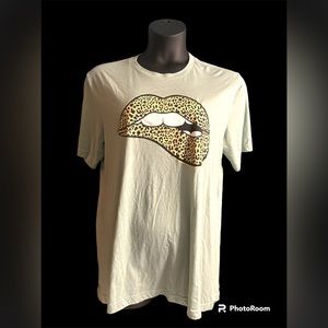 Love Bug Apparel Light Green short sleeve T-shirt with lip design size LG